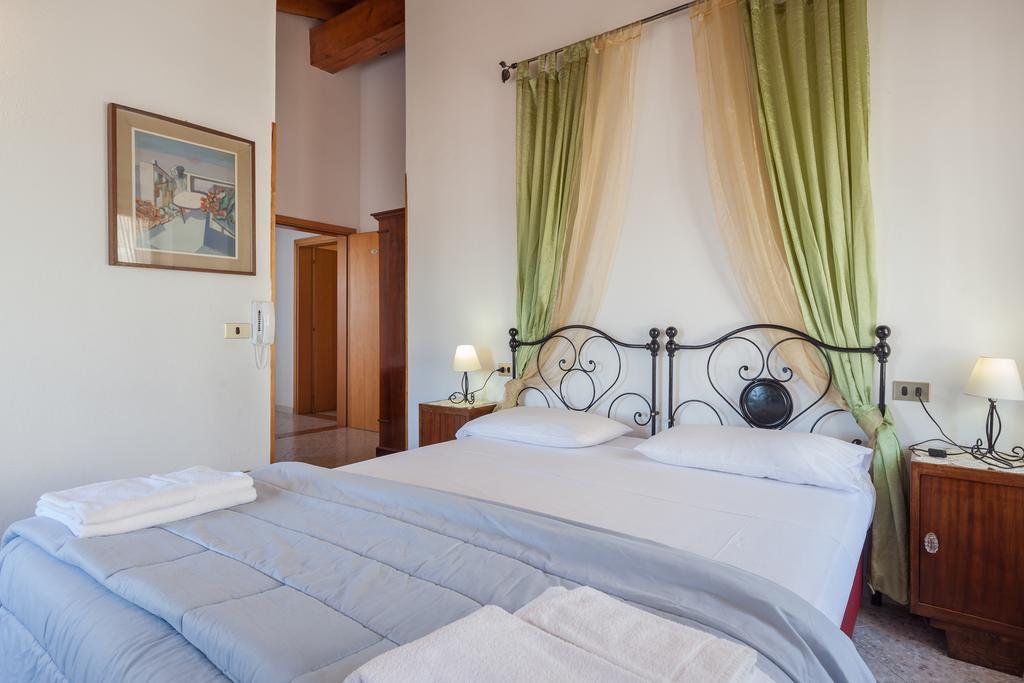 Locanda Al Centrale Caprino Veronese Exterior photo